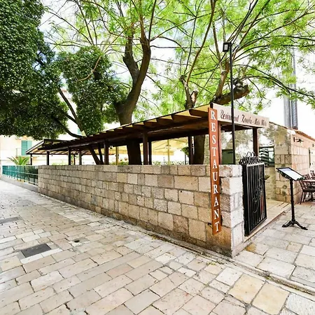 Grey Old Town Apartman