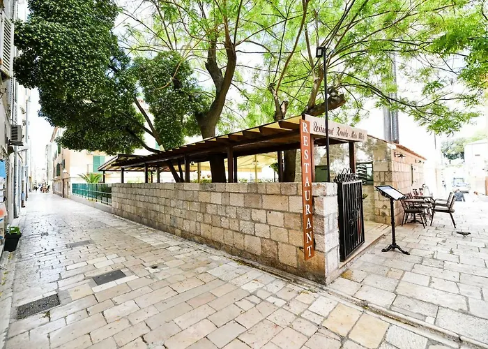 Grey Old Town Apartman