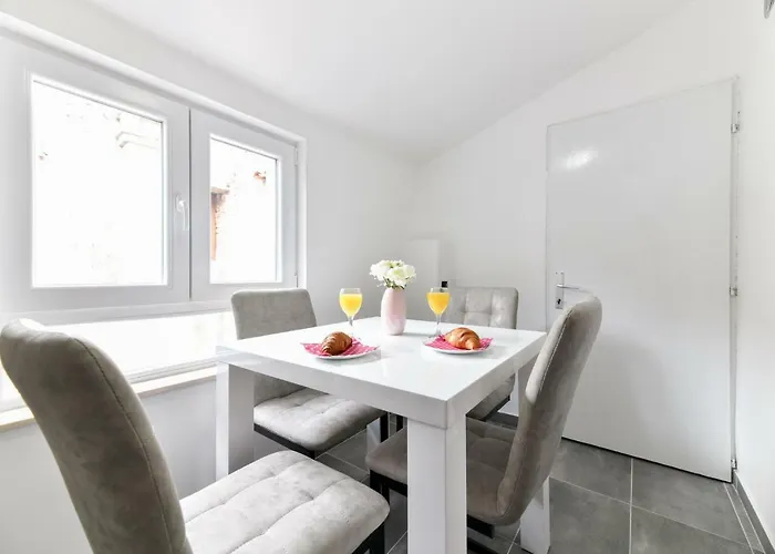 Grey Old Town Apartman