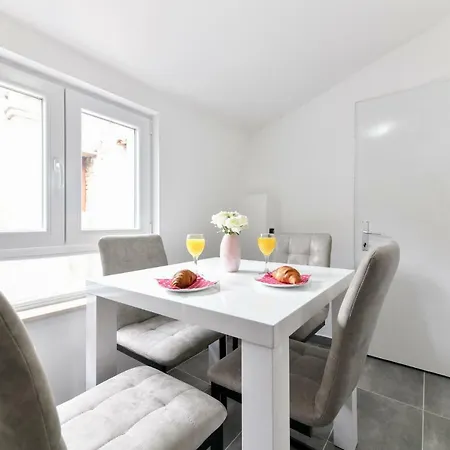 Grey Old Town アパート