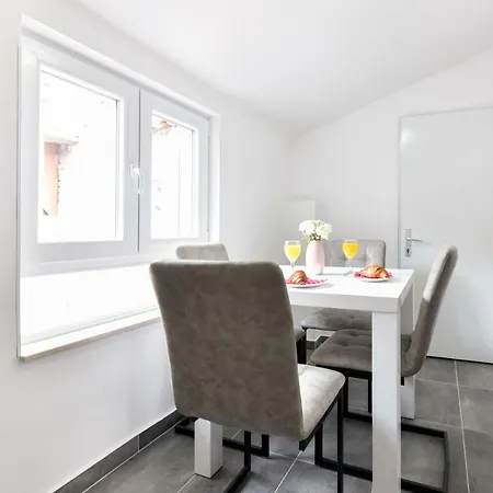 Grey Old Town アパート ザダル