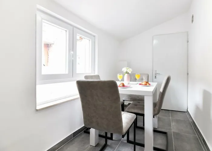 Grey Old Town Апартаменты Задар